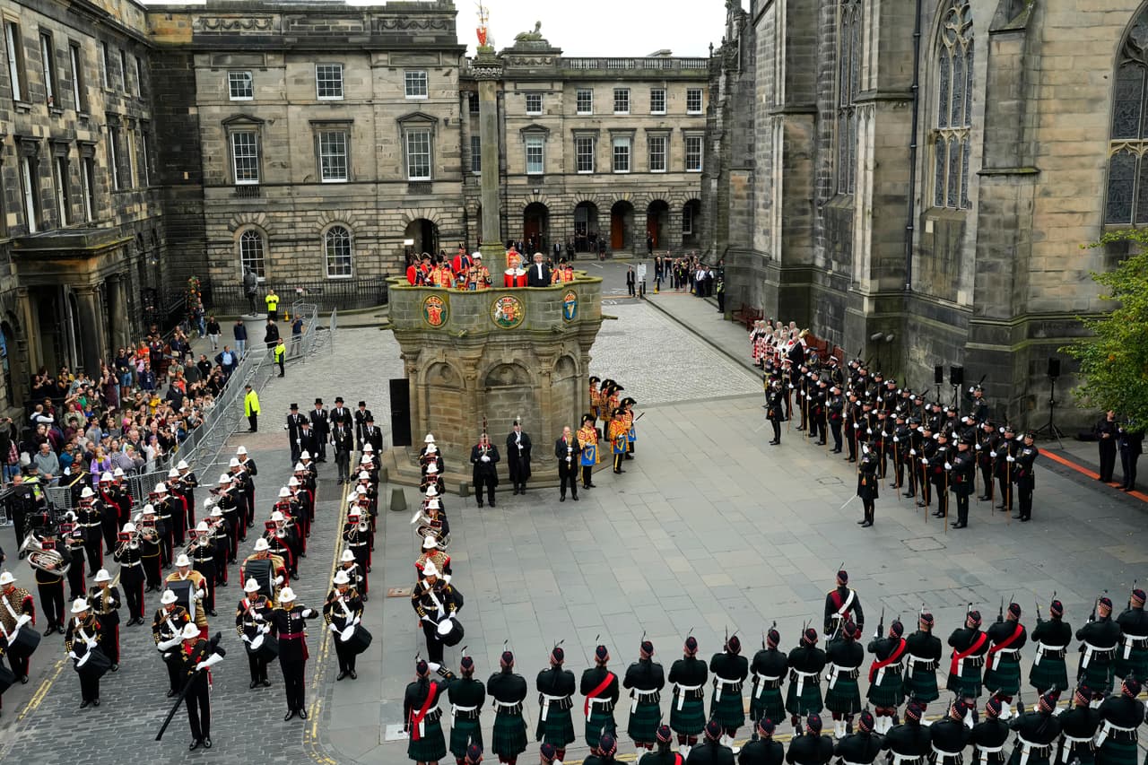 Al finalizar su estancia en Edimburgo, el martes el féretro de Isabel II será transportado vía aérea a Londres, donde reposará en la que fue su residencia, el Palacio de Bukingham, para ser llevado el miércoles a Westminster Hall.