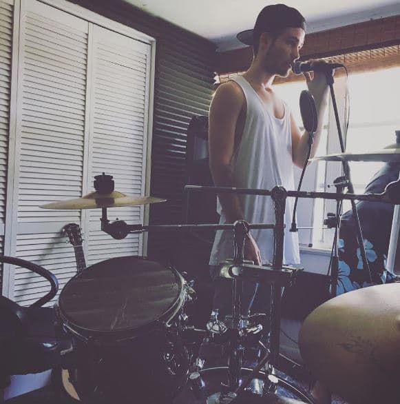 Pero sin lugar a dudas, su pasión es la música y quiere llegar a ser cantante.