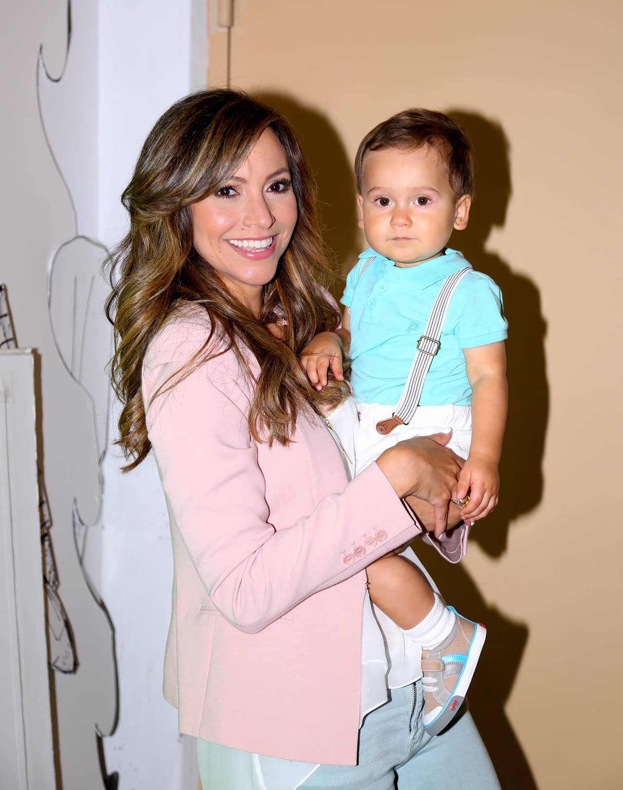 Baby Bruce y la guapísima Satcha antes de conocer a Elmo.