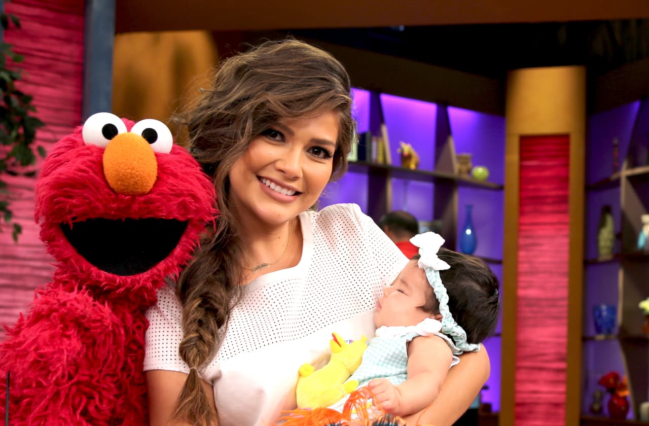 Elmo quiere despertar a Giulietta. ¡Qué travieso!