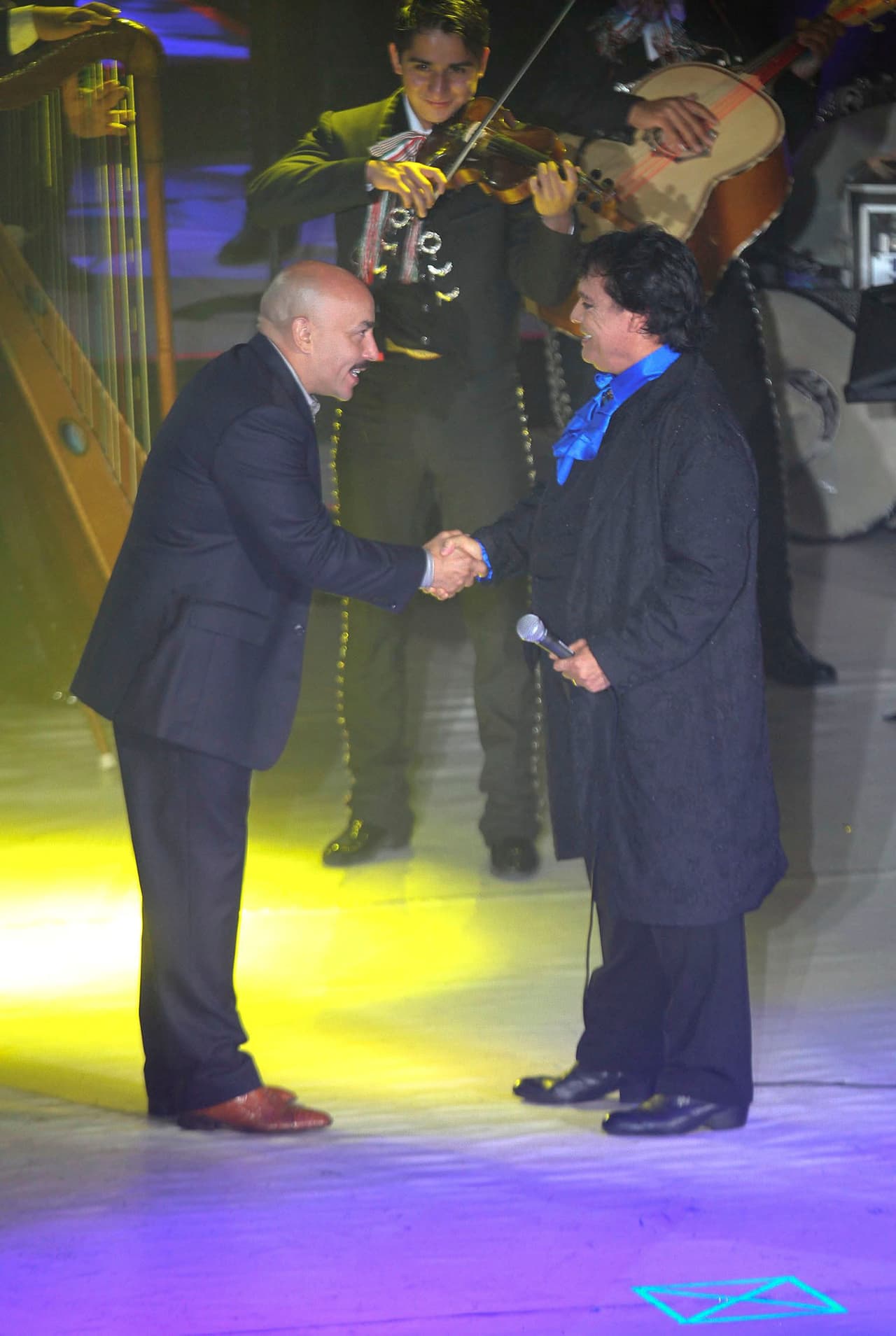 Grandes invitados como Lupillo Rivera estuvieron con 'El Divo de Juárez' en su gran noche, la cual fue la primera de los seis conciertos en el conocido 'Coloso de Reforma'.