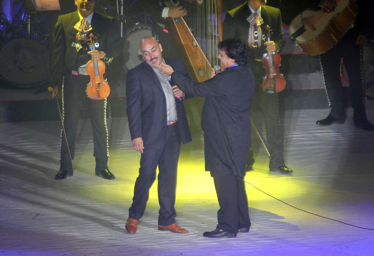 En modo de agradecimiento, 'Juan Ga' le dio una palmadita en la barbilla.