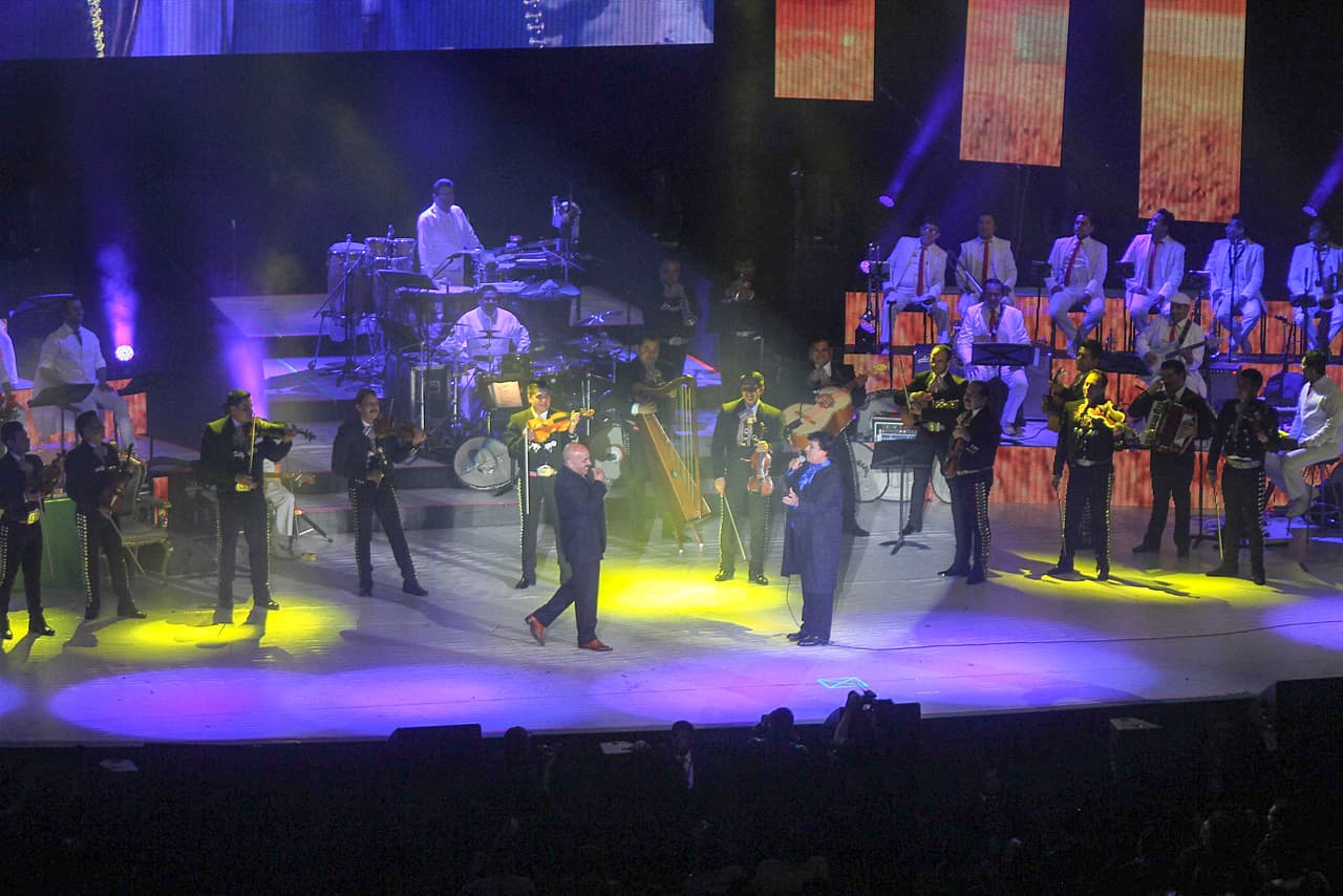 Lupillo cantó con 'Juan Ga' el tema 'Si me quieres ver muy triste'.