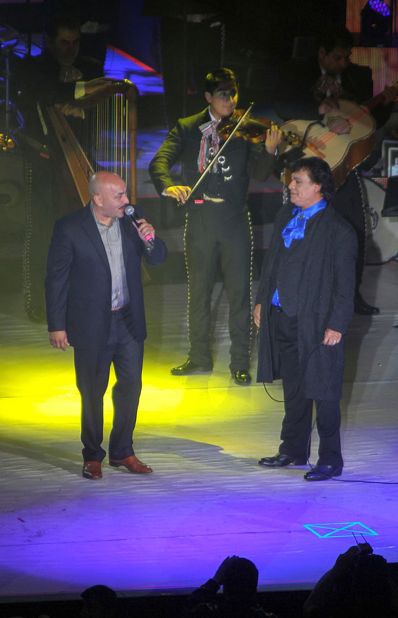 'El Toro del Corrido' le dedicó unas palabras al 'Divo de Juárez': “Para mí es un gran halago poder decir que toda mi vida supe de su música, es impresionante estar aquí con usted”.