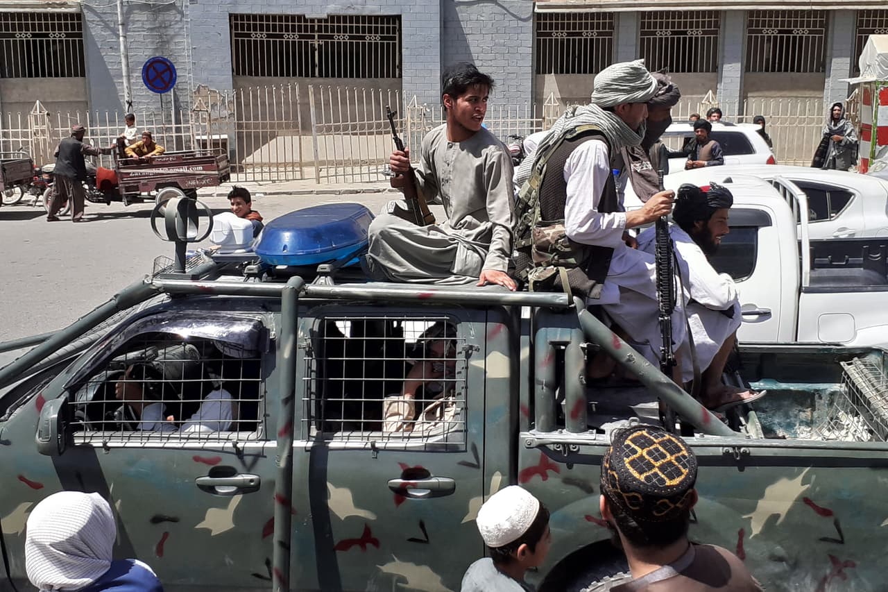 Combatientes talibanes luego de capturar Kandahar, la segunda ciudad de Afganistán. Desde el inicio de la avanzada los extremistas islámicos han tomado alrededor de 17 capitales regionales, cinco en las últimas horas, y ahora controlan más de dos tercios de Afganistán.