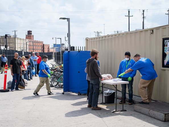 Además, se debe permitir que personas que trabajan con éxito desde la casa continúen haciéndolo. También se pide que las personas de edad avanzada y las personas con factores de riesgo médicos deben permanecer en casa tanto como sea posible. (Fase 2)
<br>
<br>