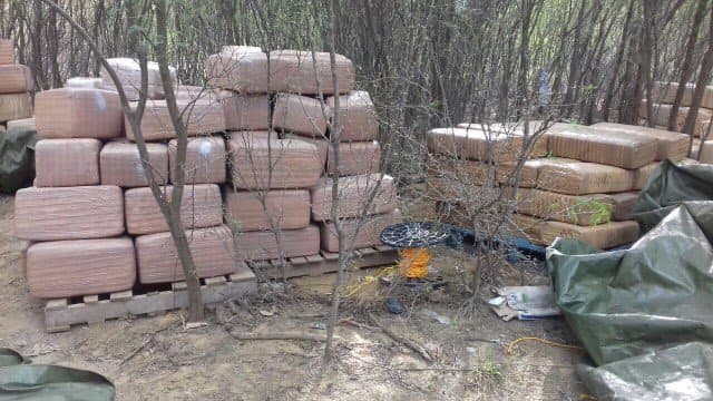 La droga estaba empacada en paquetes que pretendian subir a un bote para cruzar el lago.