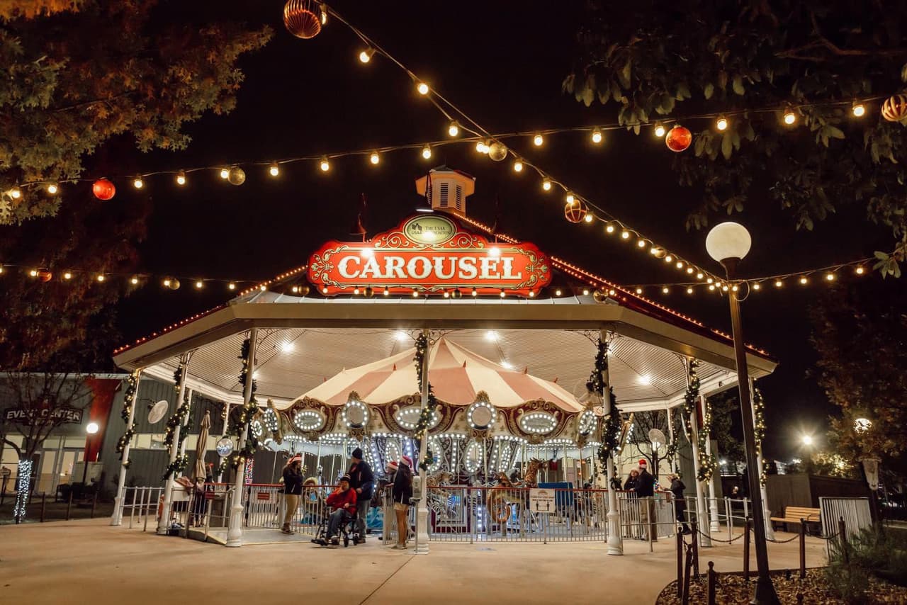 El parque se adornó con luces navideñas y los niños pueden tomarse fotos con Papá Noel.