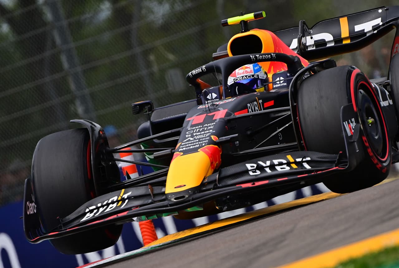 Literalmente Red Bull voló en la carrera Sprint, esta hermosa imagen demuestra como se separan los neumáticos del asfalto.