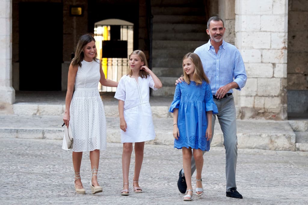 Este año, no asistió 
<b>el rey emérito Don Juan Carlos</b> y doña Sofia alcanzó a la princesas el martes 31 de Julio,