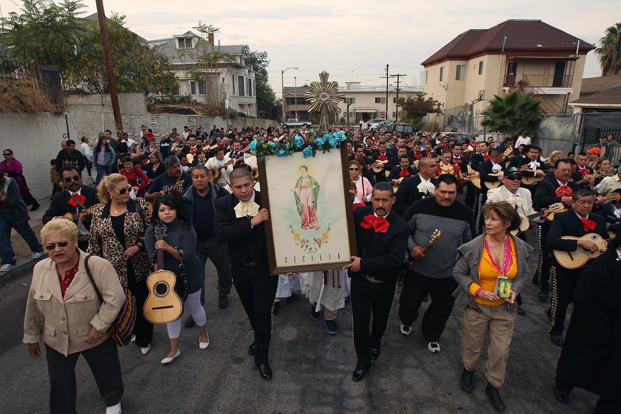 En incontables ciudades por todo el mundo cada 22 de noviembre también se hacen procesiones con la imagen de Santa Cecilia al frente, mientras el público canta rezos y plegarias en su honor.