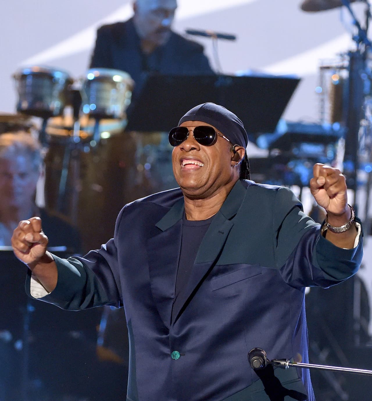 <b>Stevie Wonder</b>: el artista andaba de gira en 1973 cuando su vehículo se estrelló con un camión que transportaba madera. El choque fue tan fuerte que, el músico estuvo en coma durante cuatro días. Aunque se terminó recuperando, su olfato quedó afectado de por vida. 
<br>
<br>