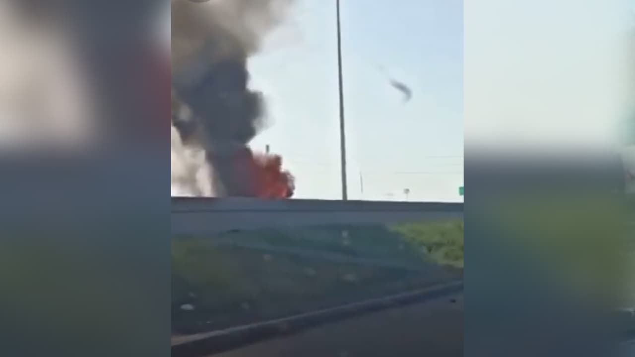 La camioneta del sospechoso golpeó por atrás a la patrulla de la oficial Chavis que se prendió en llamas y ella quedó atrapada en el vehículo. Fue pronunciada muerta en la escena.