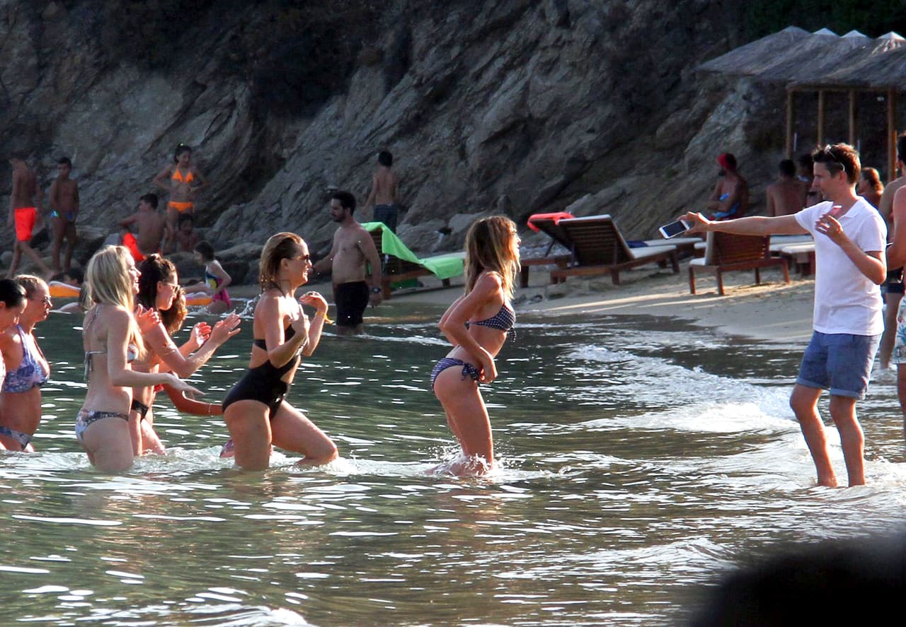 Y Matt se la pasó muy cariñoso con la rubia, justo enfrente de Kate, a quien no parecía importarle en lo más mínimo.