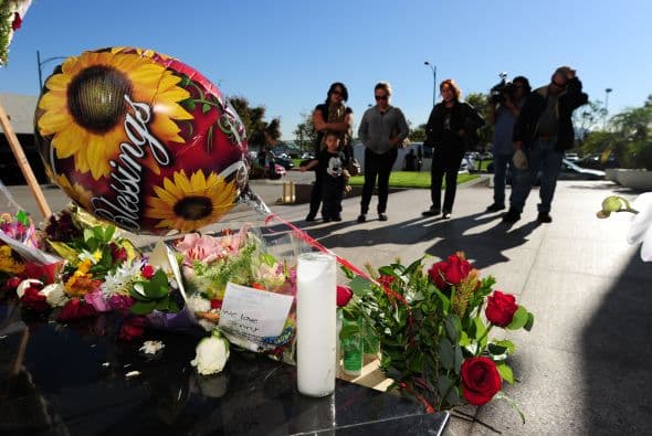 Miles de ellos se dieron cita en la casa de 'La gran señora' para unir sus oraciones por ella.