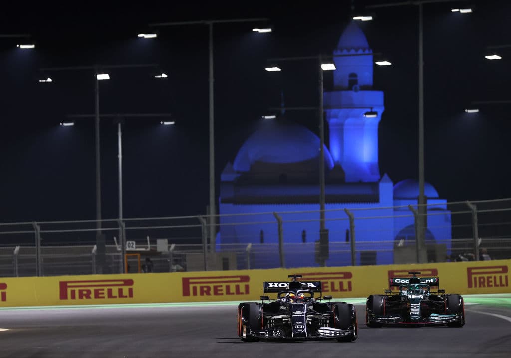 Lewis Hamilton se quedó con la pole position del Gran Premio de Arabia Saudita en el que Max Verstappen encendió las alarmas al tocar pared y terminar en el tercero de la Q3. El mexicano Sergio Pérez terminó quedándose en el quinto lugar en una emocionante clasificación.
