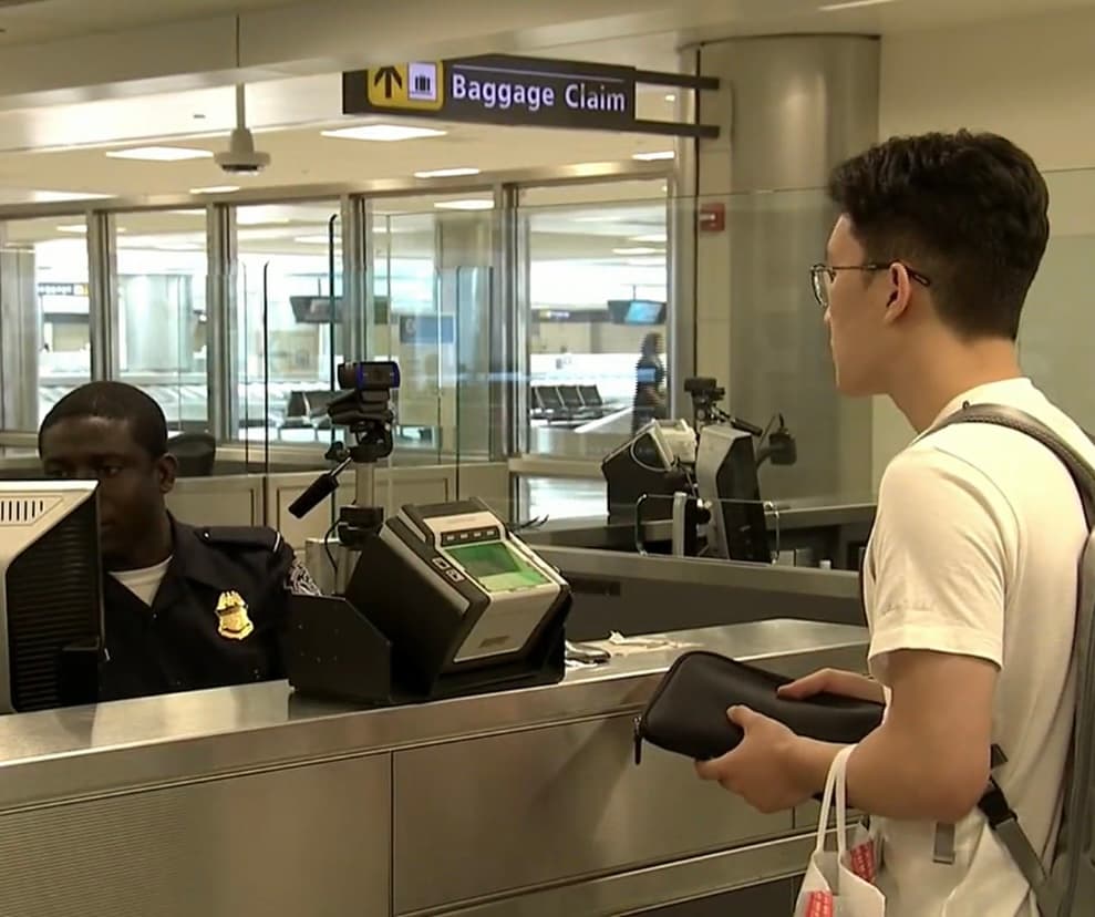 Sin embargo, aquel escenario que él y su madre siempre habían deseado pronto se oscureció cuando recibieron la noticia de que su padre había fallecido en Colombia, 
<b>por lo que tuvieron que tomar un vuelo para poder despedirlo. </b>
<br>