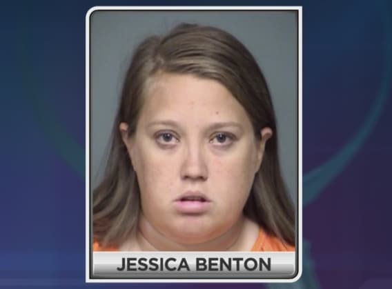 Arrestan en Texas a una asistente de maestra por asalto sexual a un niño de 11 años