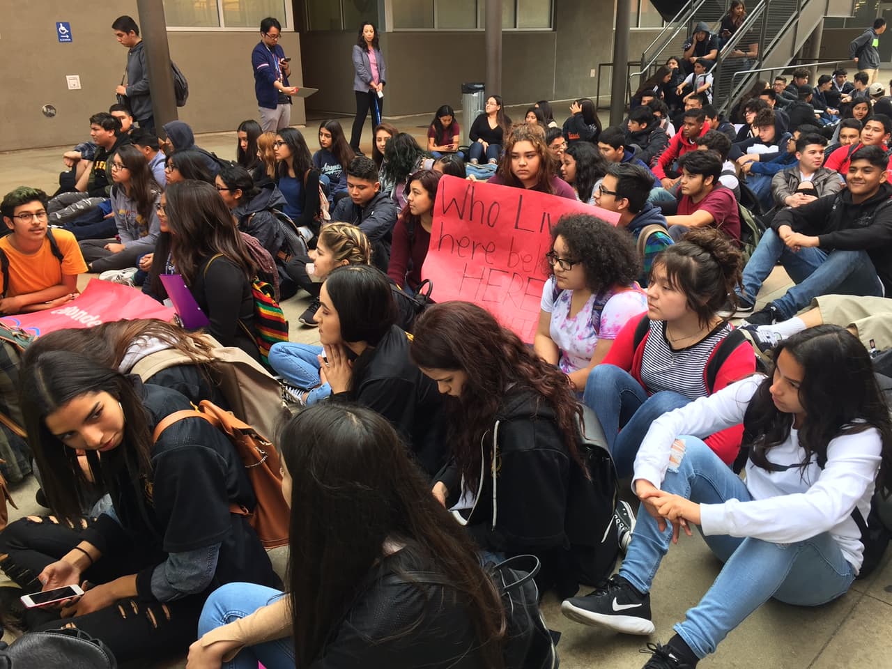 Estudiantes de la secundaria Márquez que se unieron a ‘Un día sin inmigrantes’.