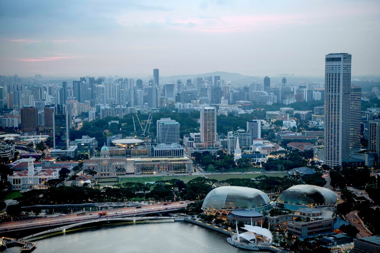 <b>Puesto 16. Singapur.</b> Es una ciudad estado del sudeste asiático que consta de una isla principal rodeada por docenas de islas menores densamente pobladas. Es un país rico y con bajo desempleo que maneja una creciente industria farmacéutica y electrónica. Administra uno de los puertos más activos del mundo. Tiene un PIB per cápita de 87,832 dólares.
