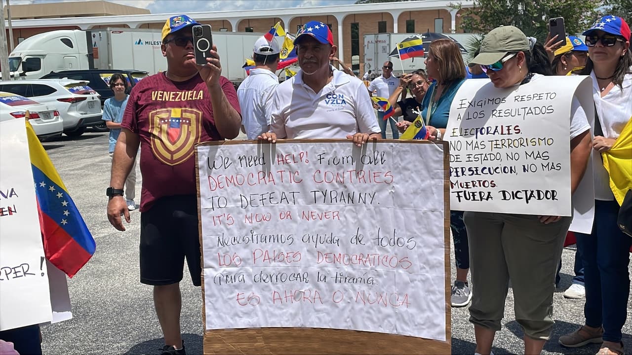 Las pancartas mostraban consignas escritas tanto en inglés como en español.