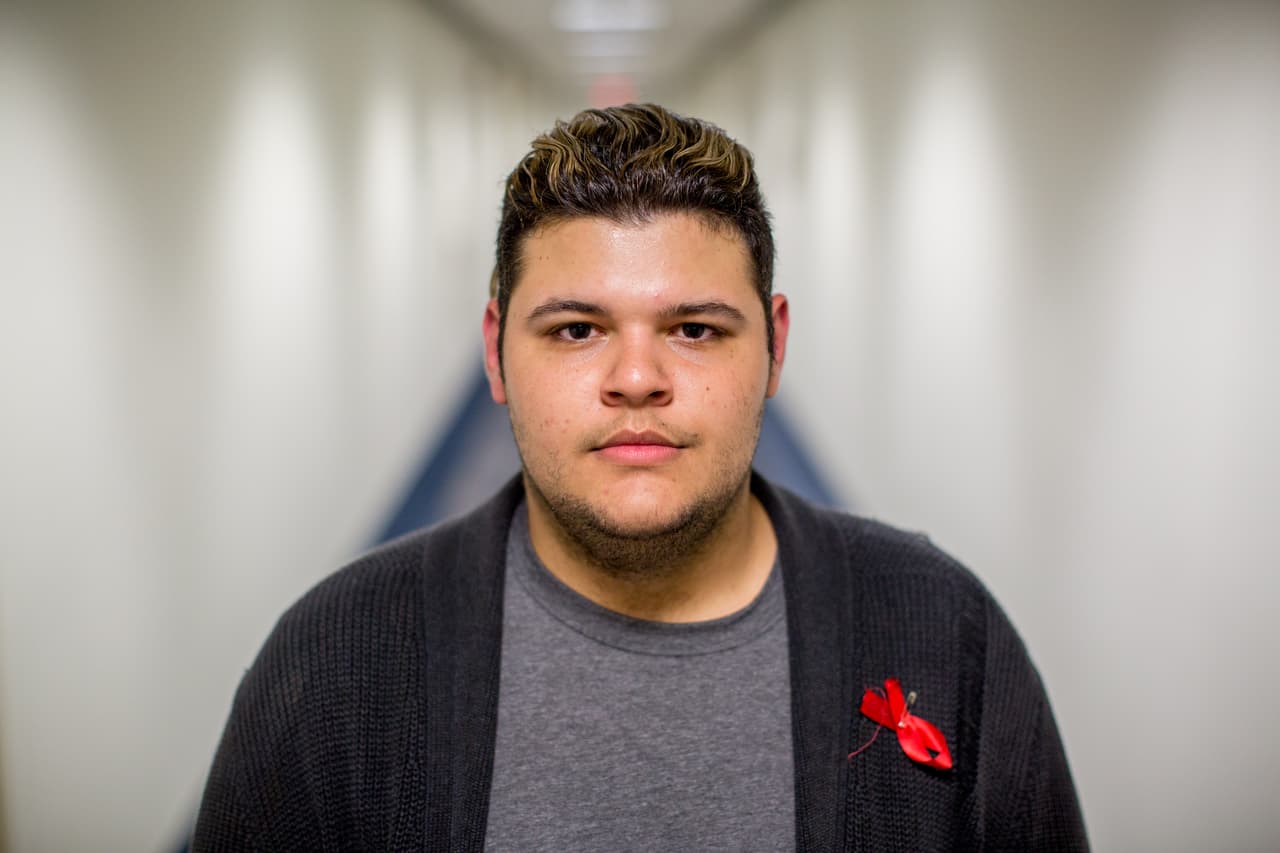 <b>Demitri Hoth</b>, de 17 años, participó en el Capitolio en una decena de encuentros con legisladores y en una reunión con el gobernador Rick Scott. Y fue uno de los rostros de la conferencia de prensa en el corazón político de Florida, que tuvo una gran repercusión nacional e internacional. Dos días después del tiroteo, en una farmacia ‘drive-thru’, se aterró al escuchar lo que juraba era una disparo. Era tan solo el recibo. Intenta dormir todo el tiempo que puede. Despierto, le aterran demasiado los recuerdos de los pasillos ensangrentados de la escuela. “Cámara baja, Senado, ¿por qué están tardando tanto en hacer algo?”, dice luciendo un lazo rojo en el pecho.