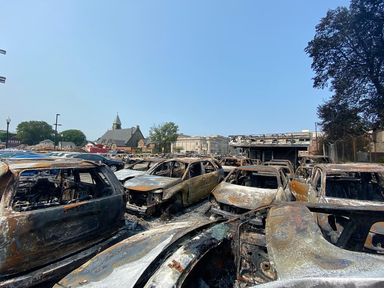 El incidente también provocó una dura reprimenda del gobernador Tony Evers quien condenó el incidente en un mensaje de Twitter. “Si bien aún no tenemos todos los detalles, lo que sabemos con certeza es que él no es el primer hombre o persona de raza negra que ha sido baleado, herido o asesinado sin piedad a manos de individuos de las fuerzas del orden público en nuestro estado o en nuestro país. Apoyamos a todos aquellos que han exigido y siguen exigiendo justicia, equidad y responsabilidad por las vidas de los afroamericanos en nuestro país, vidas como las de George Floyd, Breonna Taylor, Tony Robinson, Dontre Hamilton, Ernest Lacy y Sylville Smith. Y nos oponemos al uso excesivo de la fuerza y la escalada inmediata cuando nos relacionamos con los habitantes negros de Wisconsin’’, se lee en el mensaje de Evers.