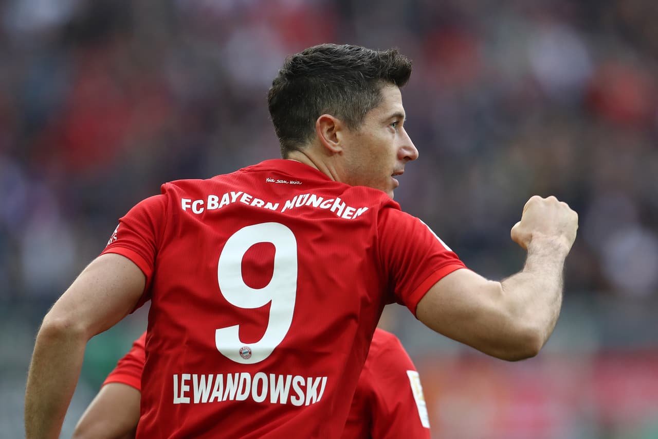 Robert Lewandowski tal vez no ha anotado tantos goles como Ronaldo pero su promedio es muy cercano, 0.68 goles por juego. Ha anotado 57 goles en 83 partidos. A pesar de sus 31 años, tiene un gran físico y mucho por delante aún.