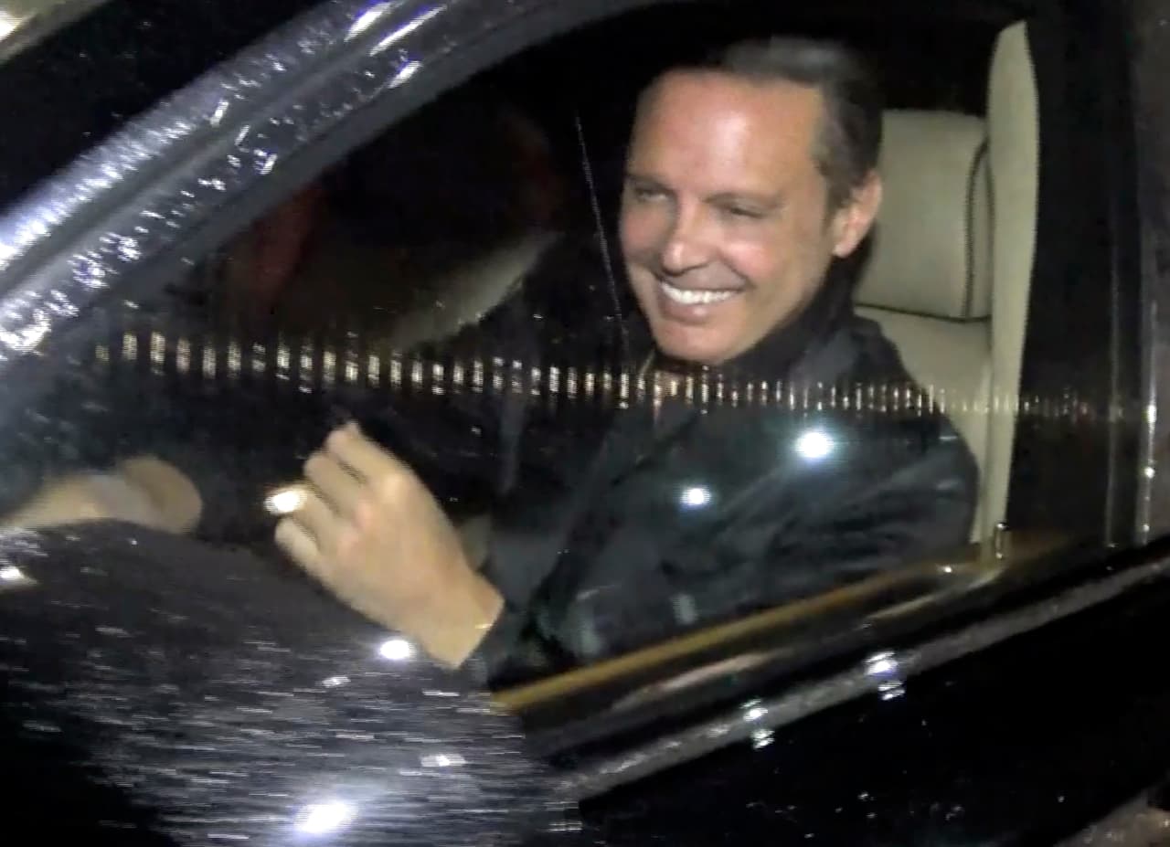 Luis Miguel fue captado con una misteriosa rubia en Los Ángeles esta semana. La pareja cenó en el restaurante Providence, en el que un menú con maridaje tiene un costo de 365 dólares por persona. El cantante se mostró de muy buen humor al llegar en su Rolls Royce negro. Mientras él hizo bromas con los paparazzi, su nueva conquista intentó caminar discretamente fuera de cuadro.