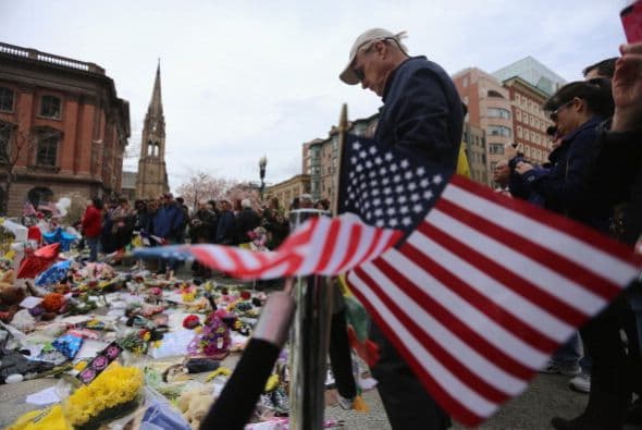 Pese a que parte de la fuerte presencia policial y de la Guardia Nacional se mantiene en la ciudad, los bostonianos ya caminan por las calles, en un ambiente mucho más distendido tras la extrema tensión vivida aquí durante cinco días.
