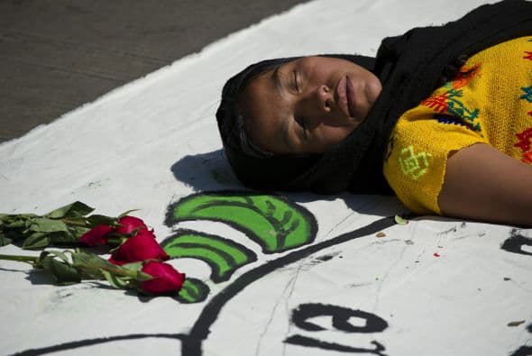 Otros más se acostaron sobre el piso, simulando ser víctimas de la inseguridad en México