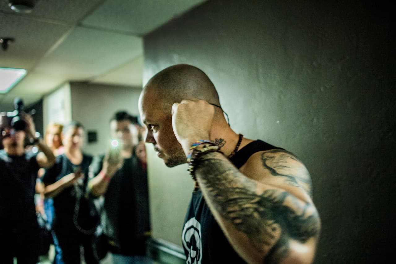 Probando los monitores de los oídos en el backstage.