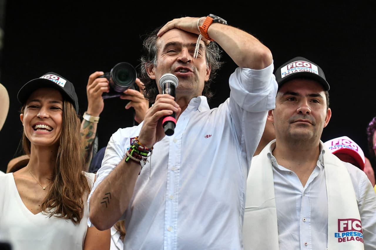 Federico Gutiérrez candidato de la coalición Equipo Colombia. "Fico" Gutiérrez celebró un mitin de cierre de campaña este mismo domingo, pero eligió como escenario la ciudad de Medellín (noroeste), su cuna y la segunda ciudad del país.