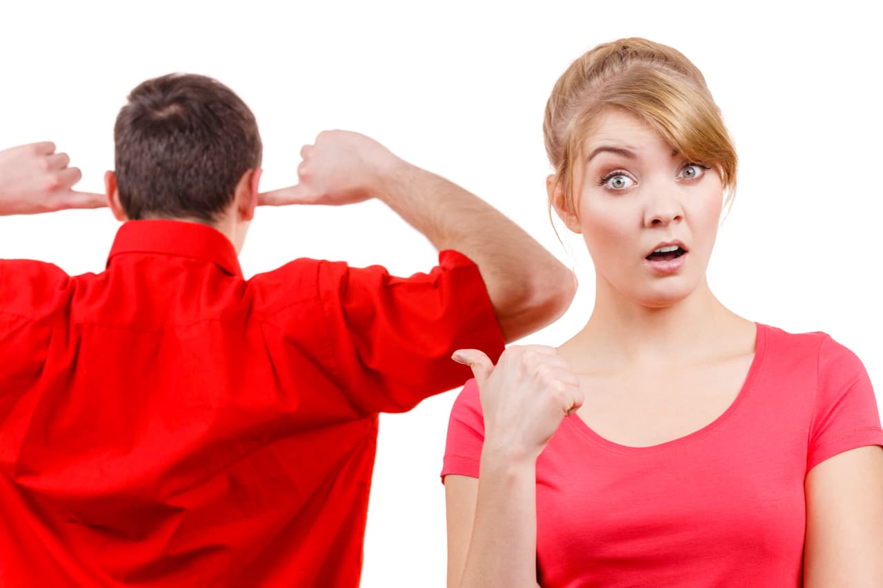 <b>Cuando le tocas el tema se molesta o prefiere darse la vuelta. </b>Si le hablas de tus sospechas prefiere evitar el tema o hacer oídos sordos.