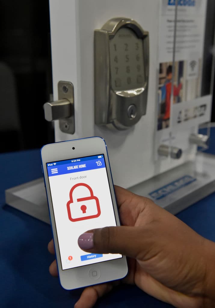 Seguridad tecnológica y dispositivos de seguridad para casas inteligentes también tuvieron cabida. Cámaras, cerraduras, alarmas, y aplicaciones móviles con las que los padres ya no perderán de vista a los niños.