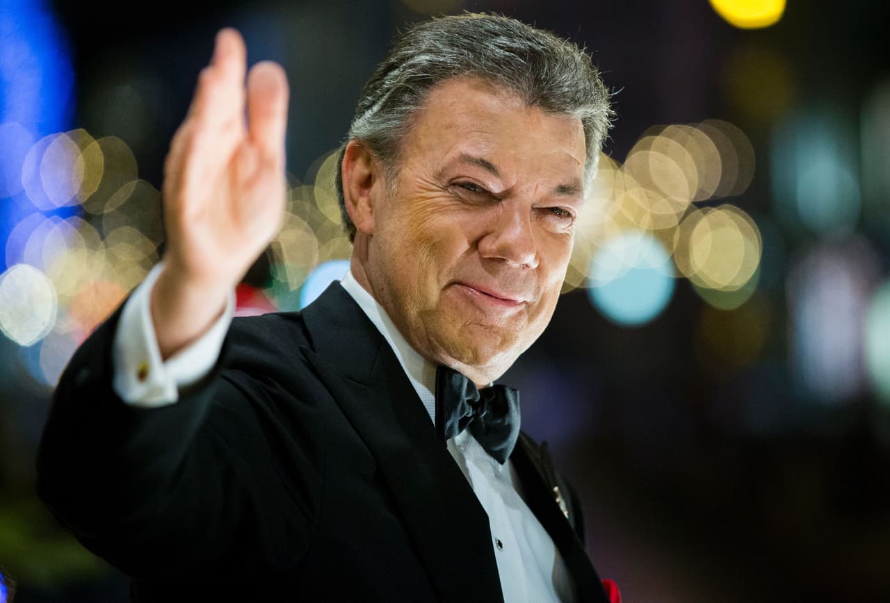 <b>Juan Manuel Santos.</b> Presidente de Colombia desde 2010, logró adelantar el proyecto más ambicioso de su mandato: la firma de un acuerdo de paz con el grupo guerrillero colombiano Farc, que terminaría con más de cinco décadas de conflicto armado. Luego de un referendo en el que la mayoría de los colombianos desaprobó el primer acuerdo, se hicieron correcciones y se aprobó en el Parlamento. Las FARC entregarán las armas para incorporarse a la vida civil. 
<b><a href="http://www.univision.com/entretenimiento/premios/el-presidente-de-colombia-juan-manuel-santos-premio-nobel-de-la-paz-2016">Santos recibió el Premio Nobel de la Paz de 2016.</a></b>