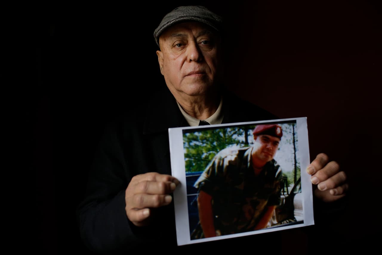 <b>Miguel Pérez, veterano deportado.</b> Regresó del servicio militar padeciendo estrés postraumático. Se hizo adicto a las drogas y acabó siendo condenado por un delito relacionado, 
<a href="https://www.univision.com/local/chicago-wgbo/jb-pritzker-otorga-perdon-a-un-veterano-que-fue-deportado-a-mexico-y-lleva-anos-esperando-volver-a-eeuu-video">pero JB Pritzker, gobernador de Illinois, lo perdonó</a> en 2019. Fue invitado por Jesús G. "Chuy" García, representante del 4° distrito de Illinois.