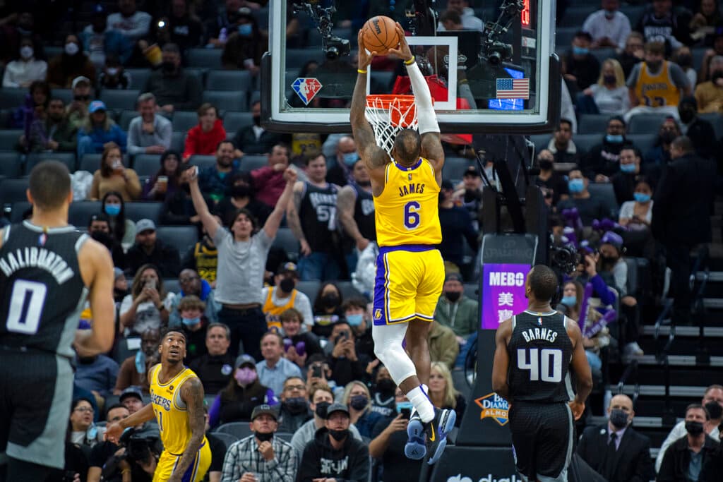 <h2 class="cms-H2-H2">10.- Tres amigos (Apuesta: $1.05 | Ganancia: $375,000) -2022, NBA</h2>
<br>Una 
<a href="https://www.hardrock.bet/sportsbook/parlay/" target="_blank">apuesta combinada</a> histórica: en 2022, tres amigos de Pensilvania realizaron una apuesta combinada de First Basket de la NBA en donde apostaron $1.5 y ganaron $375,000. Abdul Murphy Jr. contó que luego de una conversación con su tío sobre las apuestas deportivas, una semana después decidió apostar. En su apuesta eligió a seis jugadores de la NBA para que anotaran la primera canasta de cada partido de esa semana. Sin embargo, no lo hizo solo, pues también invito a sus amigos a seguirlo, y así los tres ganaron una cifra de seis ceros. Tras ser afortunado dijo que pagaría sus deudas y que vería por el futuro de sus hijos. Pero, ¿quiénes fueron los jugadores que encestaron y lo hicieron ganar tantos miles de dólares? Gordon Hayward (Hornets vs. Sixers), Evan Fournier (Knicks vs. Mavericks), Bogdan Boganovich (Hawks vs. Heat), Christian Wood (Rockets vs. Spurs), Lauri Markkanen (Cavaliers vs. Jazz) y, por último, LeBron James (Lakers vs. Kings).
<br>