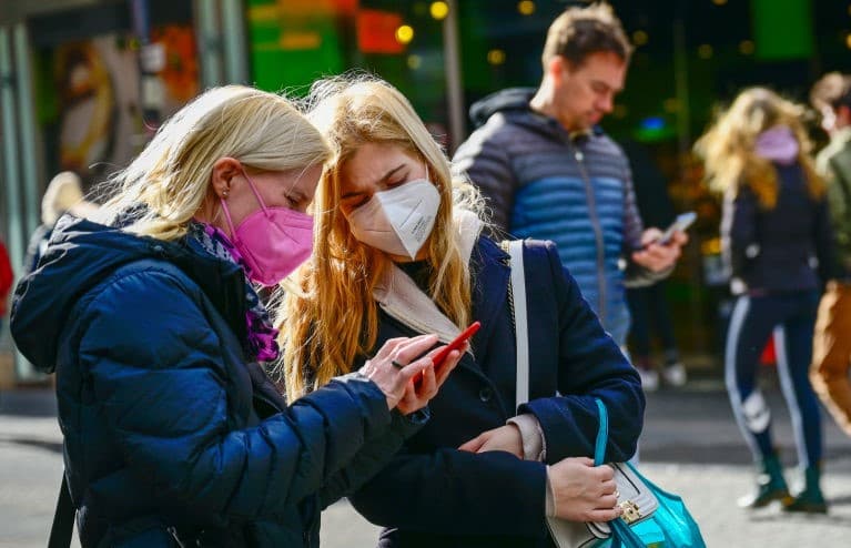 Expertos estiman que el 73% de la población en EEUU es inmune a ómicron: ¿es suficiente para un regreso a la normalidad?