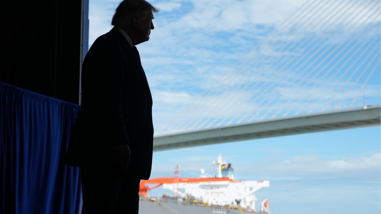 "Me han enviado como regalo un cargamento": Trump recibe en Texas un buque con un millón de barriles de petróleo venezolano