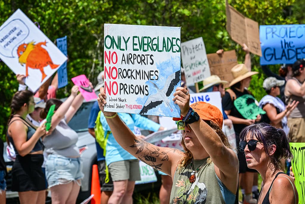 En el "Alcatraz de los Caimanes" serán ingresados inmigrantes detenidos por ICE. También serán trasladados al lugar los 
<b>inmigrantes arrestados en Florida bajo el programa federal 287 (g)</b>. Este autoriza a los agentes de policía local y estatal a interrogar a inmigrantes bajo su custodia y detenerlos para 
<b>una posible deportación</b>.