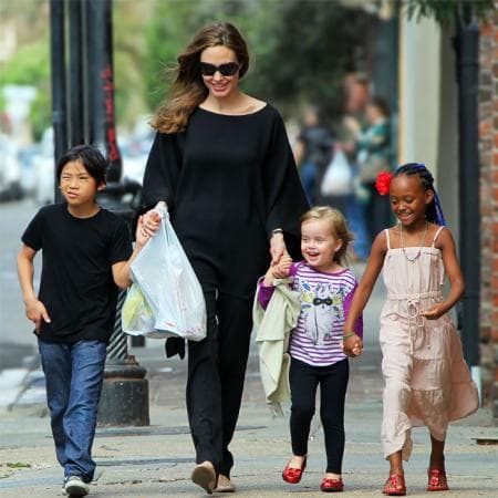 Angelina Jolie junto a Pax, Vivienne y Zahara.