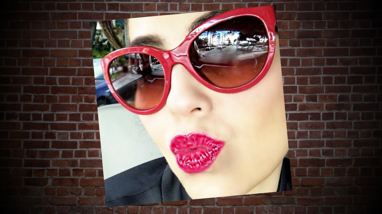 Ya sea en el auto, con su mejor amiga Lili Estefan o con su esposo Tommy Mottola, Thalis no puede estar sin lentes de sol. Y es que la cantante y actriz tiene una colección muy particular de gafas y aquí te mostramos algunas de ellas. ¿Cuál es tu favorito?