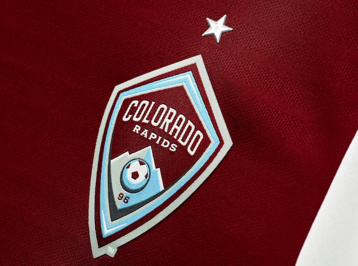 La camiseta, al igual que las presentadas por los equipos de la MLS en 2016, presenta una nueva tela en el panel frontal desarrollada por los ingenieros de adidas. El escudo y la estrella, por el título de 2010.