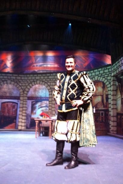 Paul ha tenido experiencia en la actuación, participando en la obra "El Tenorio Cómico".