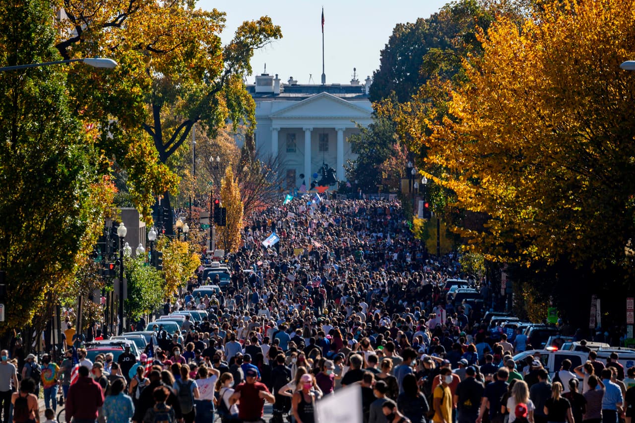 Una multitud abarrotó la nueva plaza 'Black Lives Matter' de Washington DC, frente a la Casa Blanca. La multitud llevó numerosos carteles y pancartas críticos o irónicos con el presidente Trump. En uno de ellos se leía "You are fired" ("Estás despedido", en español), la frase que él hizo célebre en un programa de televisión. 
<br>