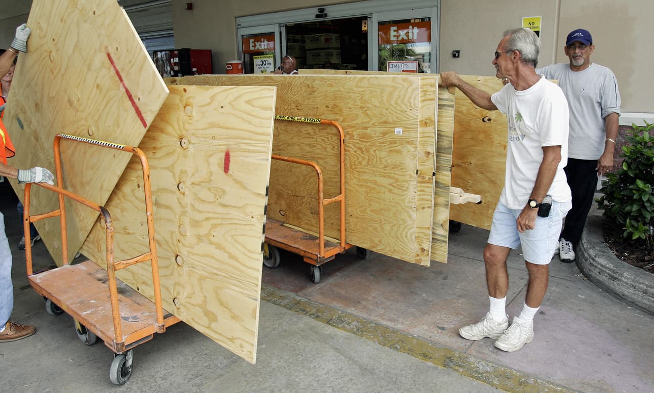 <b>Proteja su propiedad</b> instalando válvulas de reflujo del alcantarillado, anclando combustible, revisando las pólizas de seguro y catalogando las pertenencias. Asegure puertas y ventanas.