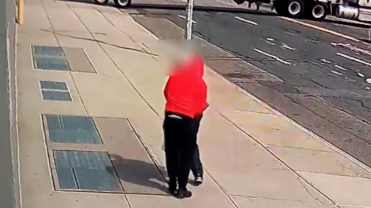 Video capta el robo a un anciano afuera de un mall del Bronx; buscan al sospechoso