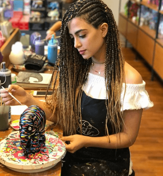 Como parte de su travesía en tierras orientales, Emeraude visitó el Elephant Parade House para pintar su propio elefante y así ayudar en la conservación de este mamífero.