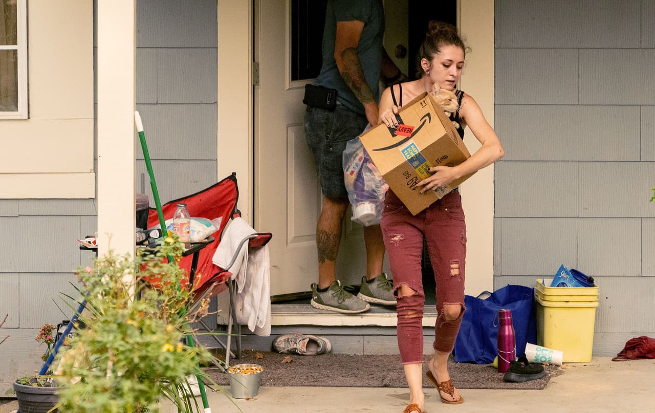 Residentes del condado Madera dejan sus casas para protegerse de Creek Fire. Este fuego ha dejado decenas de personas atrapadas que han sido rescatadas en helicópteros. Según el teniente Brandon Purcell, de la Oficina del Sheriff de Fresno, este incendio es "un desastre sin precedentes".
<br>